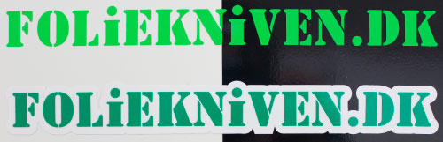 Et folielogoe er udskåret i ensfarvede folier, mens et klistermærke er printet på en hvidfolie, og derefter skåret ud. Et folielogoe er udskåret i ensfarvede folier, mens et klistermærke er printet på en hvidfolie, og derefter skåret ud.