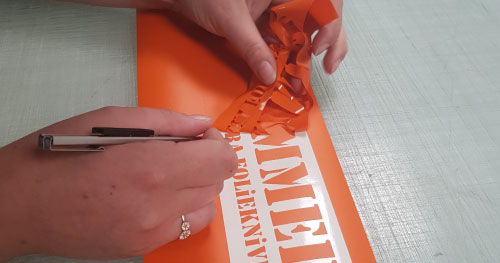 Vi fjerner alt det overskydende folie, så du kun ar selve tekst eller logo tilbage. Vi fjerner alt det overskydende folie, så du kun ar selve tekst eller logo tilbage.