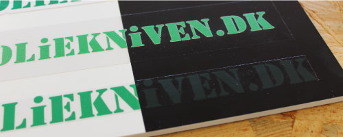 Øverst: Printet med UV blæk, med et hvid dæk-lag under farven. Nedderst: Printet med ecosolvent blæk uden underlæggende dækf Øverst: Printet med UV blæk, med et hvid dæk-lag under farven. Nedderst: Printet med ecosolvent blæk uden underlæggende dækf